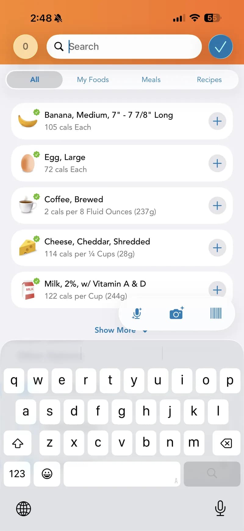 Lose It — شاشة بحث مع قائمة بأصناف طعام عامة (موز، بيض، قهوة، جبن). تقوم بالكتابة، التمرير، والنقر للإضافة. خيارات الكاميرا والباركود ثانوية.