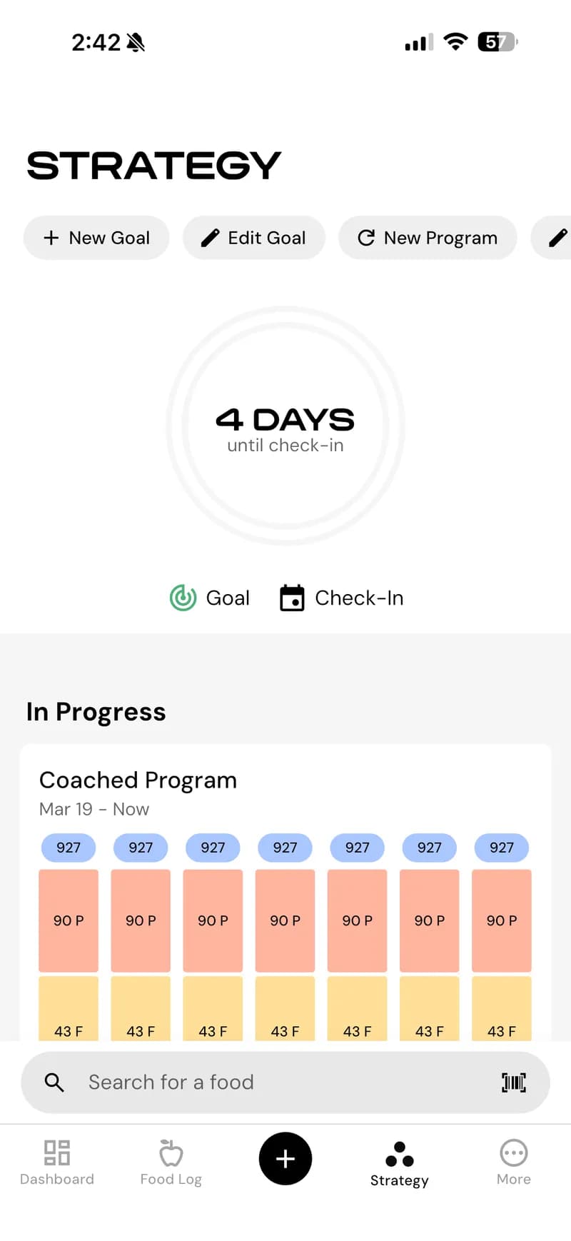 MacroFactor Strategie-Seite — Coaching-Programm: '4 TAGE bis zum Check-in', feste Ziele (927 kcal, 90E, 43F). Anpassungen erfolgen automatisch. Kein Coaching-Gespräch.